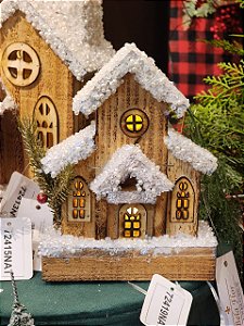 CASA DE MADEIRA COM LED NATURAL COM USB 18CM - PRÉ VENDA 2026