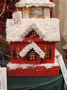 CASA DE MADEIRA COM LED VERMELHA COM USB 15CM - PRÉ VENDA 2026