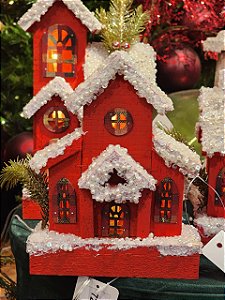 CASA DE MADEIRA COM LED VERMELHA COM USB 18CM - PRÉ VENDA 2026