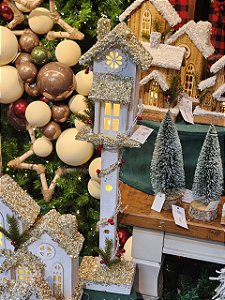 POSTE COM CASA DE MADEIRA COM LED NEVADA COM USB 70CM - PRÉ VENDA 2026