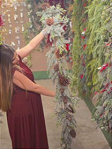 FESTÃO DECORADO COM GALHOS REALISTA COM PINHAS 2 METROS - PRÉ VENDA 2026