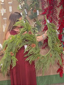 FESTÃO REALISTA CIPRESTE COM PINHA 1,80CM - PRÉ VENDA 2026