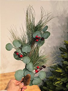 GALHO DECORATIVO FOLHA DE EUCALIPTO COM BERRY E PINHA 78CM