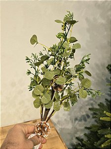 GALHO DECORATIVO FOLHA DE EUCALIPTO COM PINHAS 56CM