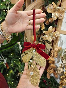 PENDENTE DECORADO PENA PAVÃO PEROLA DOURADA 16CM - PRÉ VENDA 2026