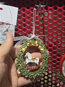 PENDENTE DECORADO CAVALINHO 9CM - PRÉ VENDA 2026