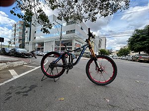 BICICLETA MTB FULL ARO (26) GIANT GLORY DOWNHILL 1X10V TAMANHO FREIO DISC HIDRÁULICO 15(P) COR PRATA/PRETA USADA