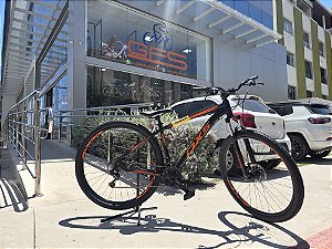 BICICLETA MTB ARO (29) OGGI OXS GLIDE SHIMANO 21V FREIO DISC MECÂNICO QUADRO 17 (M) COR PTO/LAR/VERM
