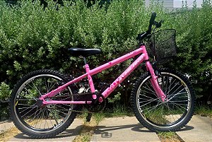 BICICLETA ARO (20) FEMININA COR ROSA S/ MARCHA FREIO V-BRAKE COM CESTA MILANO FAST
