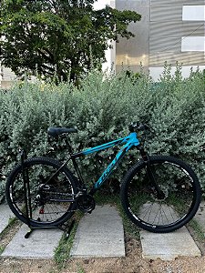 BICICLETA MTB ARO 29 FIRST ALUMINIO 21V IMPORTADO FREIO DISC MECÂNICO 19 (G) AZUL/PRETO