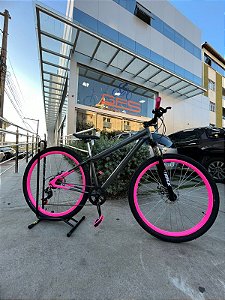 BICICLETA MTB ARO (29) TRACK 7 VELOCIDADES (1X7) FREIO DISC MECÂNICO TAMANHO 15 (P) GRAFITE/PINK EM AÇO CARBONO