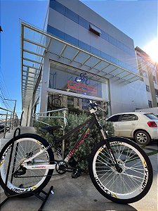 BICICLETA MTB FREERIDE ARO (26) VIKINGX TUFF 44 KIT 9 VELOCIDADES FREIO DISC HIDRÁULICO COR PRETO/BRANCO