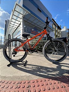 BICICLETA MTB FREERIDE ARO (26) VIKINGX TUFF X-35 CAMBIO 8 VELOCIDADES FREIO DISC HIDRÁULICO COR LARANJA/BRANCO