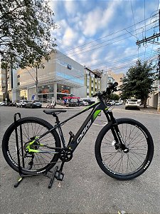 BICICLETA MTB ELETRICA ARO (29) OGGI 8.0 C/ACL 32KM SHIMANO ACERA 8V FREIO DISC HIDRÁULICO TAMANHO 15 (P) GRAFITE/VERDE