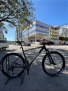 BICICLETA MTB ARO (29) OGGI BW 7.4 SHIMANO SLX 12V FREIO DISC HIDRÁULICO TAMANHO 21 (GG) PRETO/CINZA