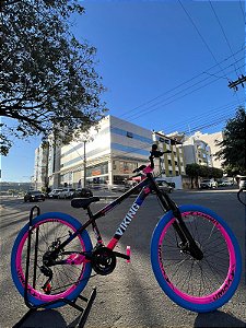 BICICLETA MTB FREERIDE ARO (26) VIKINGX TUFF-25 CAMBIO 21 VELOCIDADES FREIO DISC MECÂNICO COR PRETO/ROSA/AZUL