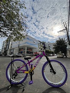 BICICLETA MTB FREERIDE ARO (26) VIKINGX TUFF-25 CAMBIO 8 VELOCIDADES FREIO DISC HIDRAULICO COR ROXO/AMARELO/BRANCO