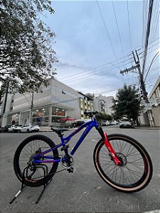 BICICLETA ARO (24) AZUL/VERMELHA 9 VELOCIDADES (1X9) FREIO A DISCO MECÂNICO REDSTONE (USADA)