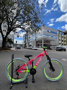 BICICLETA MTB FREERIDE ARO (26) VIKINGX TUFF-25 CAMBIO 21 VELOCIDADES (3x7) FREIO DISC MECÂNICO COR PINK/AMARELO NEON