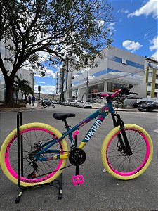 BICICLETA MTB FREERIDE ARO (26) VIKINGX TUFF-25 CAMBIO 21 VELOCIDADES (3x7) FREIO DISC MECÂNICO COR AZUL/ROSA/AMARELO