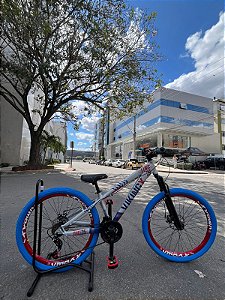 BICICLETA MTB FREERIDE ARO (26) VIKINGX TUFF-25 CAMBIO 21 VELOCIDADES (3x7) FREIO DISC MECÂNICO COR PRATA/VERMELHO/AZUL