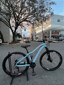 BICICLETA MTB ARO (29) COLLI EUDORA 21 VELOCIDADES (3X7) FREIO DISC HIDRÁULICO QUADRO 15 (P) AZUL BEBE/ROSA (USADA)