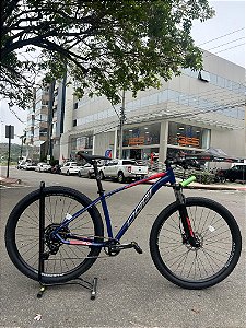 BICICLETA MTB ARO (29) OGGI BW 7.0 SHIMANO CUES 9 VELOCIDADES FREIO DISC HIDRÁULICO TAMANHO 17 (M) AZUL/VERMELHO