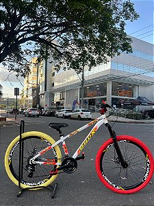 BICICLETA MTB FREERIDE ARO (26) PRO-X MANDRAKE KIT 24 VELOCIDADES (3X8) FREIO DISC MECÂNICO COR BRANCO/LARANJA/VERMELHO