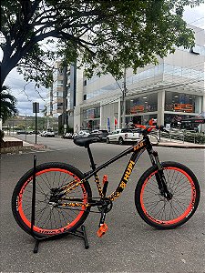 BICICLETA MTB FREERIDE ARO (26) HUPI NAJA KIT SINGLE S/ MARCHA FREIO DISC HIDRÁULICO TRASEIRO SHIMANO COR LARANJA/PRETO