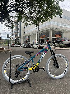 BICICLETA MTB FREERIDE ARO (26) VIKINGX TUFF X-25 CAMBIO 8 VELOCIDADES(1x7) FREIO DISCO HIDRÁULI COR AZUL/AMARELO/BRANCO