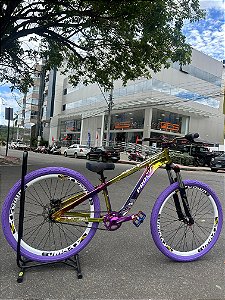 BICICLETA MTB FREERIDE ARO (26) RUSTIC PRO KIT SINGLE S/ MARCHA FREIO DISC HIDRÁULICO MT200 TRASEIRO COR CAMALEAO/ROXO