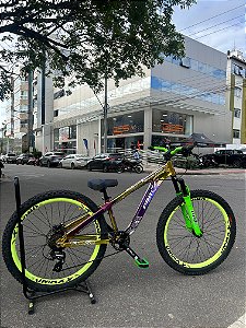 BICICLETA MTB FREERIDE ARO (26) RUSTIC PRO 8 VELOCIDADE (1X8) FREIO DISC HIDRÁULICO MT200 TRASEIRO COR CAMALEAO/VERDE
