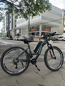 BICICLETA MTB ELETRICA ARO (26) OGGI SOFT SPORT 32KM PEDAL ASSISTIDO FREIO V-BRAKE TAMANHO 13 (PP) GRAFITE/VERDE AQUA