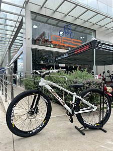 BICICLETA MTB FREERIDE ARO (26) ABSOLUTE BRUTUS KIT SINGLE (S/MARCHA) FREIO DISC HIDRÁULICO MT200 COR BRANCO/PRETO