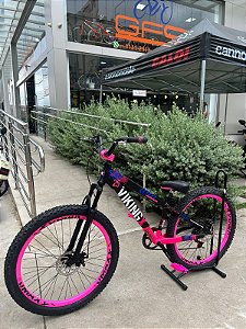 BICICLETA MTB FREERIDE ARO (26) VIKINGX TUFF X-25 CAMBIO 7VELOCIDADES (1X7) FREIO DISCO MECÂNICO COR PRETO/ROSA