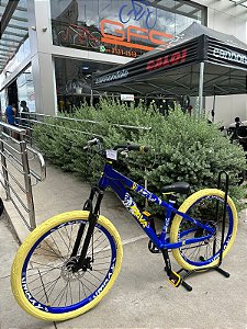 BICICLETA MTB FREERIDE ARO (26) RAVA CAMBIO 7 VELOCIDADES (1X7) FREIO DISCO MECÂNICO COR AZUL/BRANCO/AMARELO