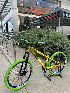 BICICLETA MTB FREERIDE ARO (26) RAVA CAMBIO 7 VELOCIDADES (1X7) FREIO DISCO MECÂNICO COR AMARELO/VERDE