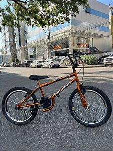 BICICLETA ARO (20) MASCULINA COR CROMOCOLOR DOURADA S/MARCHA FREIO V-BRAKE MARCA MILANO FREESTYLE