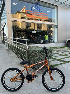 BICICLETA ARO (20) MASCULINA COR CROMOCOLOR DOURADA S/MARCHA FREIO V-BRAKE MARCA MILANO FREESTYLE