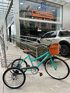 BICICLETA TRICICLO ARO (26) TRACK CLASSIC FREIO A DISCO MECÂNICO COR VERDE JADE COM CESTA