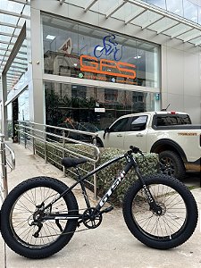 BICICLETA GTS FAT BIKE ARO 26 FREIO DISCO HIDRÁULICO CÂMBIO TSI 7 MARCHAS QUADRO DE ALUMÍNIO M1 I-VTEC FAT PRETA (USADA)
