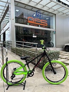 BICICLETA MTB FREERIDE ARO (26) VIKINGX TUFF X-44 CAMBIO 8 VELOCIDADES (1x8) FREIO DISC HIDRÁULICO COR PRETO/VERDE