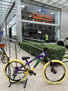 BICICLETA MTB FREERIDE ARO (26) VIKINGX TUFF X-25 CAMBIO 8 VELOCIDADES (1x8) FREIO DISC HIDRÁULICO COR ROXO/AMARELO