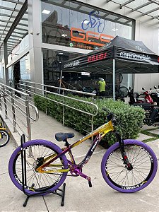 BICICLETA MTB FREERIDE ARO (26) RUSTIC PRO KIT SINGLE S/ MARCHA FREIO DISC HIDRÁULICO MT200 TRASEIRO COR CAMALEAO/ROXO