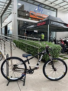 BICICLETA MTB FREERIDE ARO (26) HUPI NAJA KIT SINGLE S/ MARCHA FREIO DISC HIDRÁULICO TRASEIRO SHIMANO COR PRETO/BRANCO