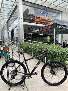 BICICLETA MTB ARO (29) RAVA GO LIGHT SHIMANO ESSA 8 VELOCIDADES (1X8) FREIO DISC HIDRAULICO TAMANHO 19 (G) COR CAMALEÃO