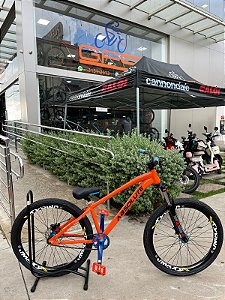 BICICLETA MTB FREERIDE ARO (26) ABSOLUTE BRUTUS KIT SINGLE (S/MARCHA) FREIO DISC HIDRÁULICO MT200 COR LARANJA/AZUL
