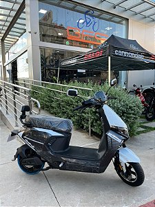 SCOOTER ELÉTRICA KLOSH DOHA ESTILO MOTONETA COM GUARDA VOLUMES DE BAIXO DO ASSENTO 1000W AUTOPROPELIDO GRAFITE/BRANCO