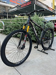 BICICLETA MTB ARO (29) RAVA KIT SHIMANO CUES 9 VELOCIDADES FREIO DISC HIDRÁULICO TAMANHO 17 (M) COR CAMALEÃO