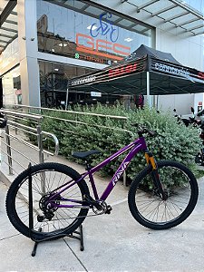 BICICLETA MTB ARO (29) RAVA KIT SHIMANO CUES 9 VELOCIDADES FREIO DISC HIDRÁULICO TAMANHO 15 (P) COR VIOLETA